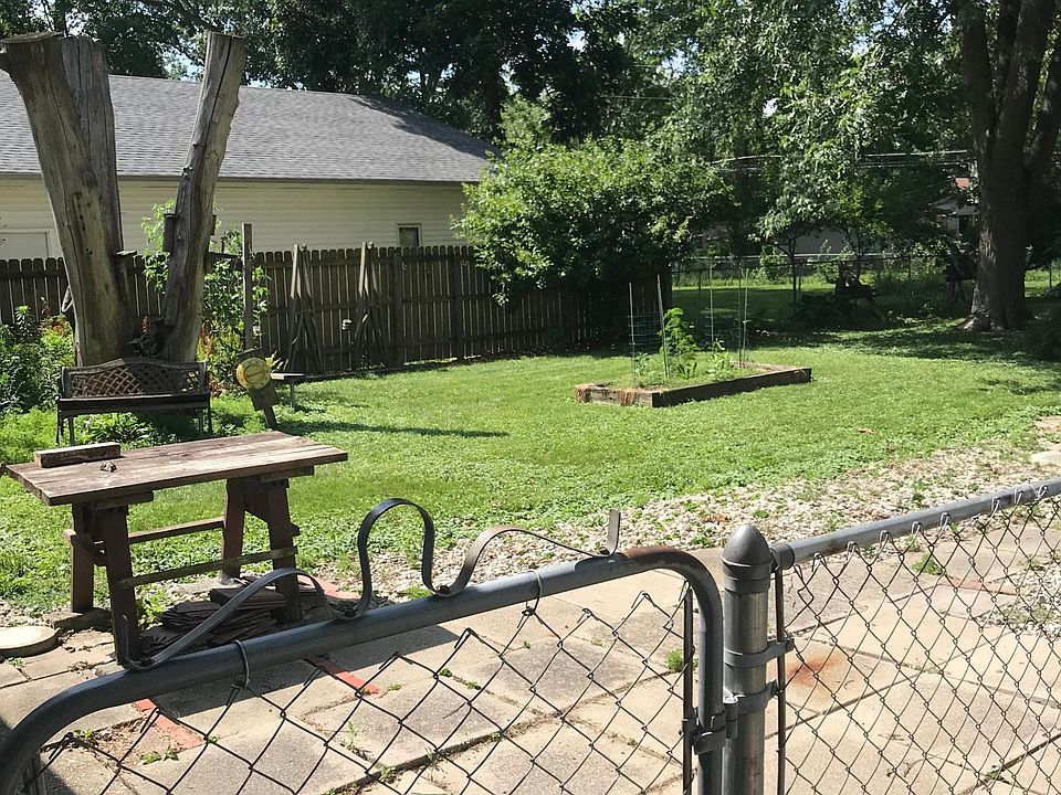 2nd image of 808 Houston Dr