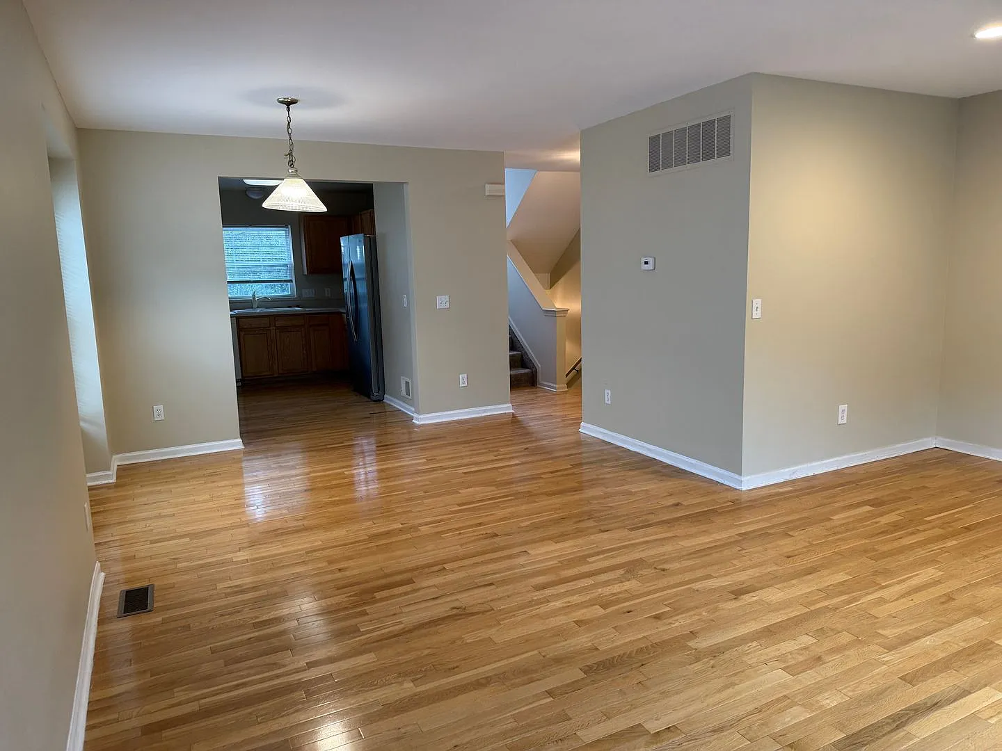 New Paint! 2 CB bedrooms, 2.5 bathrooms, 1 car garage, Immediate Occupancy — Photo 2