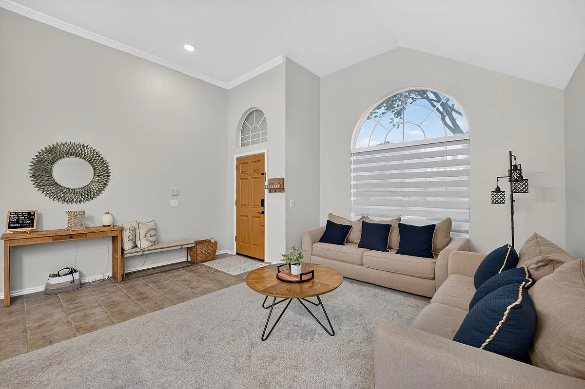 4 bed, 2.0 bath, 2185 sqft, $3,750 — Photo 3