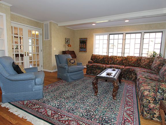 3rd image of 11 Cliffside Ln
