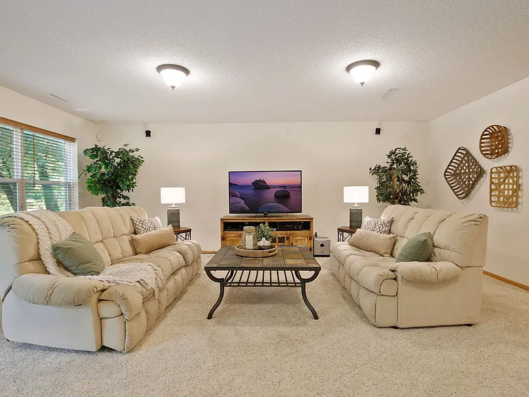 16487 Jarreau Ct — Photo 31