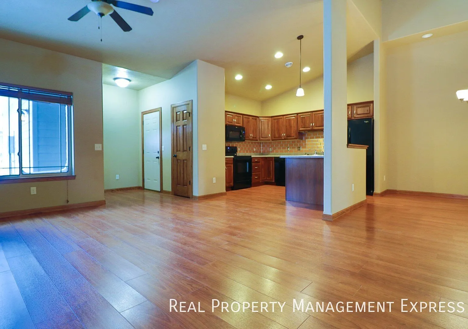 Perfect townhome with high ceilings! — Photo 4