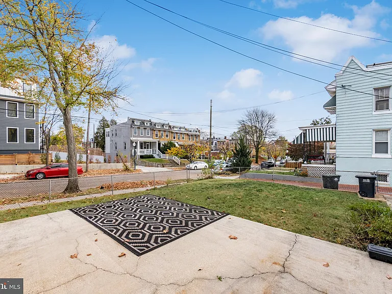 900 Madison St NW #B — Photo 38