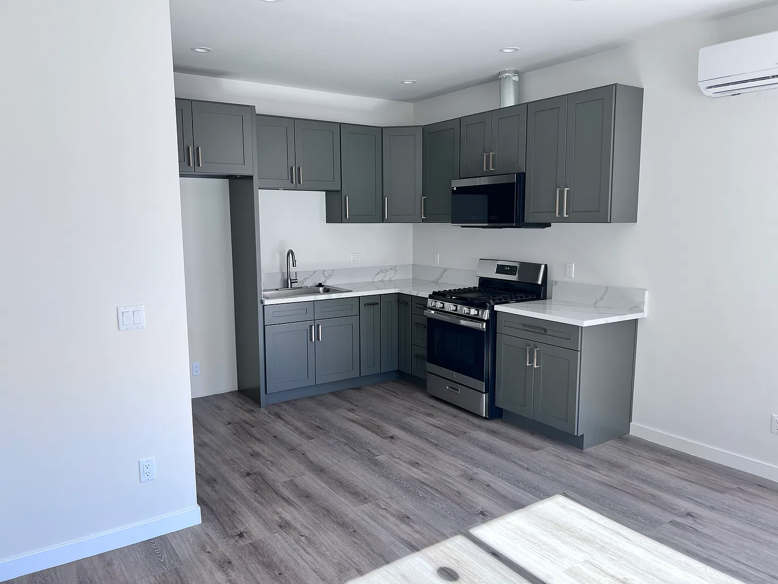 1 bed, 500 sqft, $2,200 — Photo 4