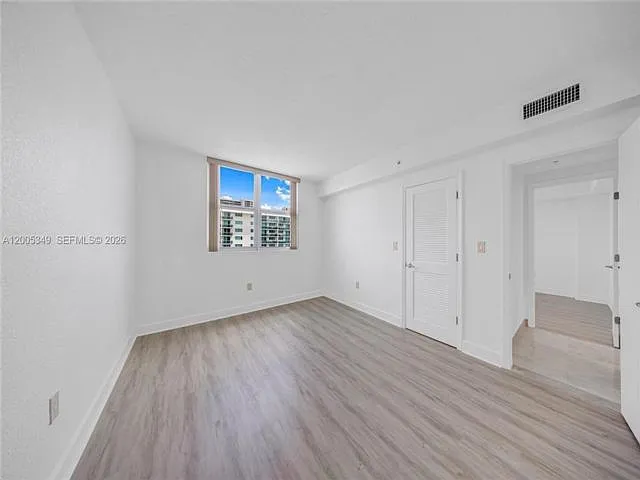 7501 E Treasure Dr #7M — Photo 10