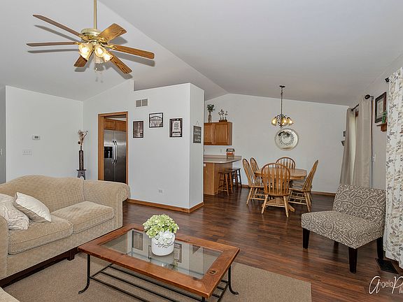 4th image of 797 Irving Ave