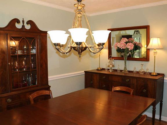 5th image of 275 Stoneyfield Dr