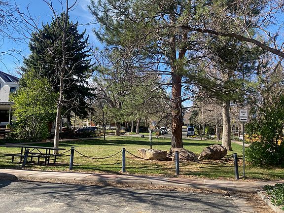 Green pocket park next door. No thru traffic