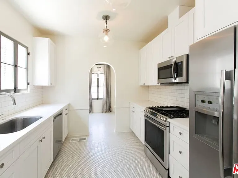 1136 S Hayworth Ave — Photo 5