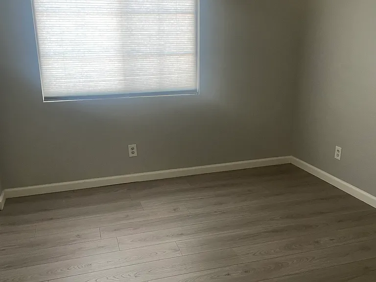 5449 Essex Dr — Photo 7