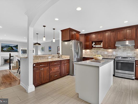 4th image of 11107 Candlelight Ln