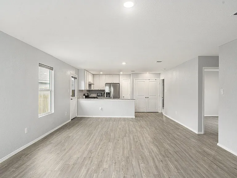 419 De Herrera — Photo 3