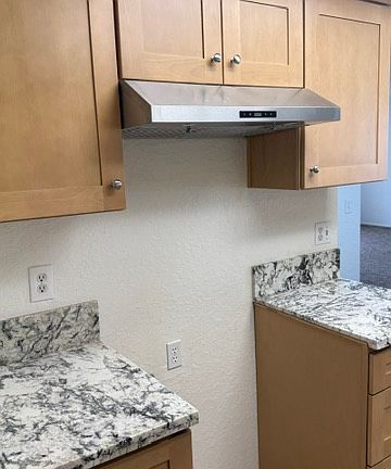 4th image of 903 Lombard Dr