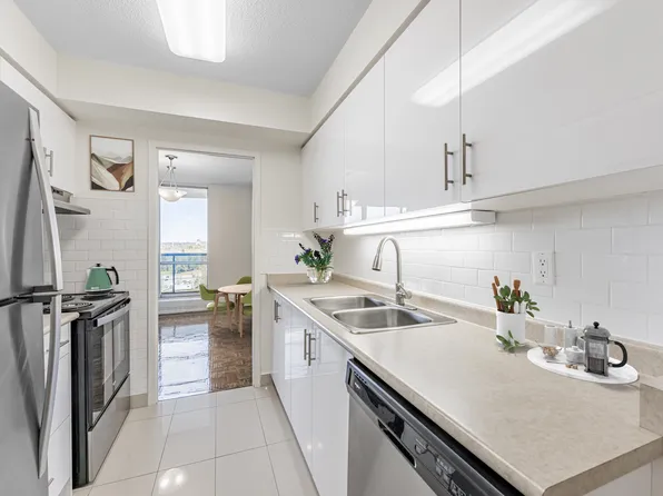 4005 Bayview Avenue - The Gates of Bayview