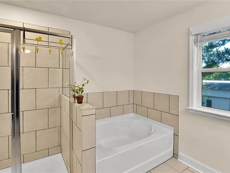 2423 Chene Dr — Photo 30
