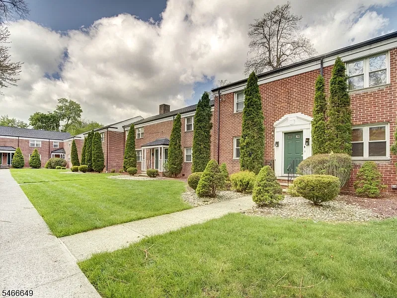 2 bed, 1.0 bath, $2,200 — Photo 2