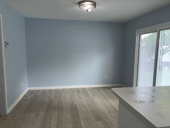 Dining area/eat-in kitchen
