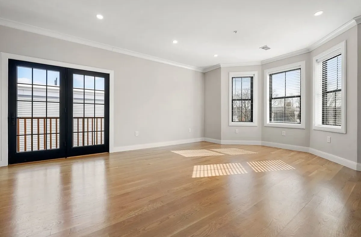 Building Photo - 281 Lamartine St #3