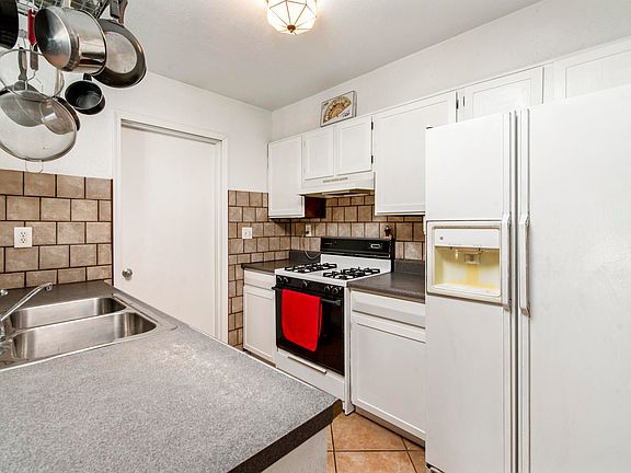 3rd image of 1844 E Emelita Ave