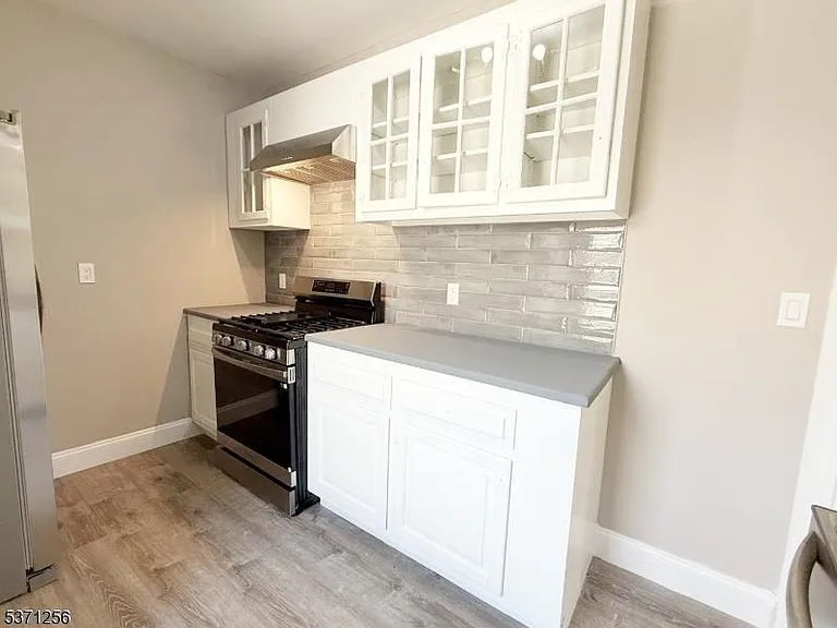 166 Washington Pl — Photo 2