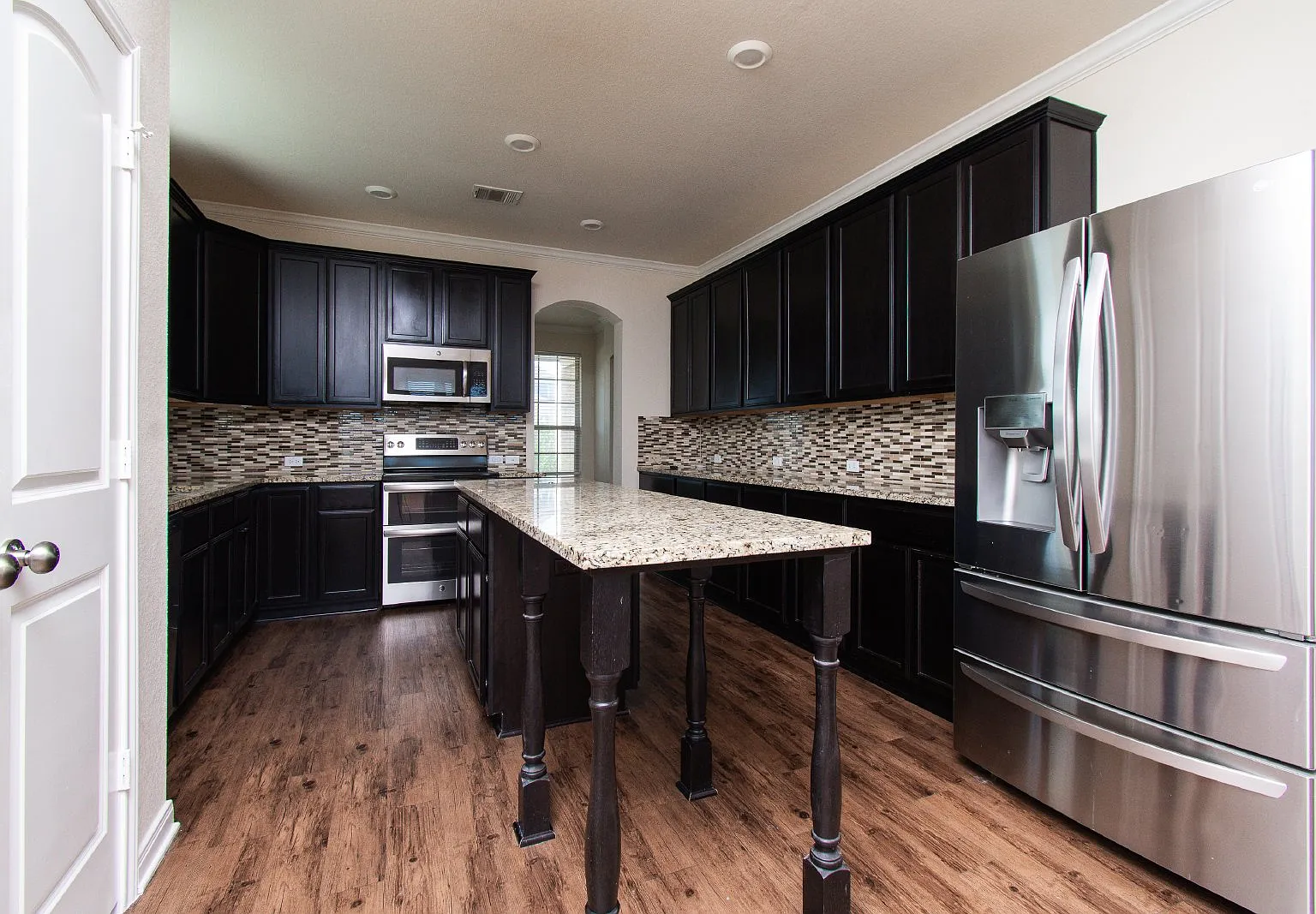 6 bed, 3.5 bath, 3316 sqft, $2,395 — Photo 4