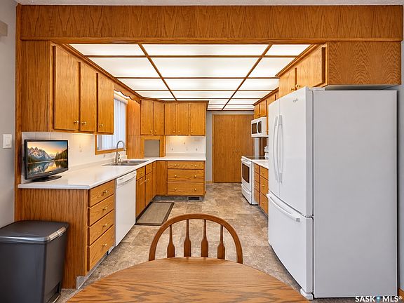 4th image of 384 28th Street W