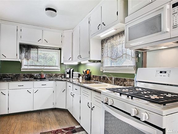 3rd image of 806 2nd Ave NE