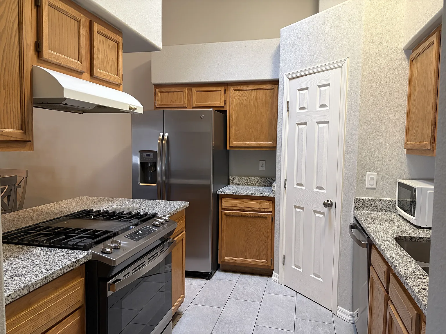 2028 Gates Ave — Photo 3