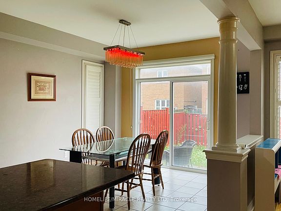 3rd image of 88 Summitgreen Cres