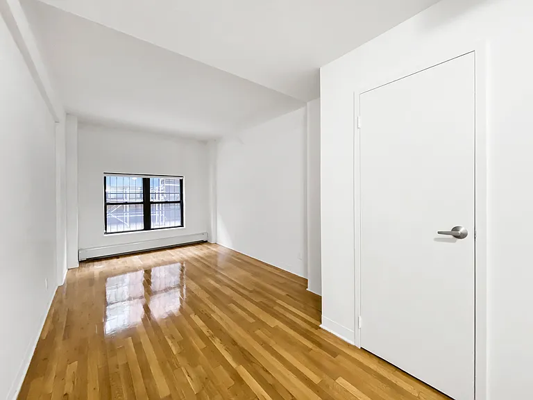523 W 49th St #1B — Photo 7