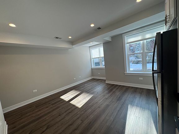 4th image of 1708 W Lunt Ave #101