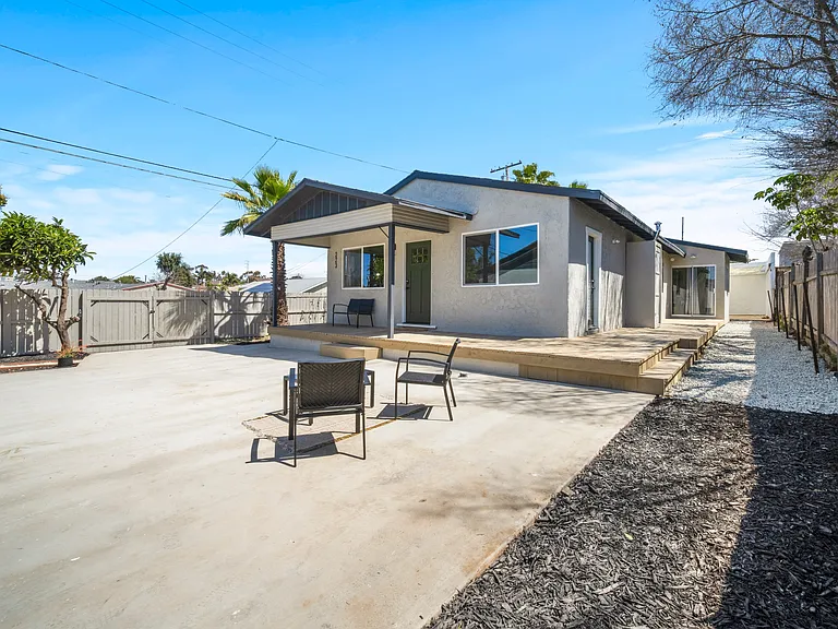 223 Emerson St — Photo 3