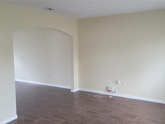 4th image of 765 Pelican Ct