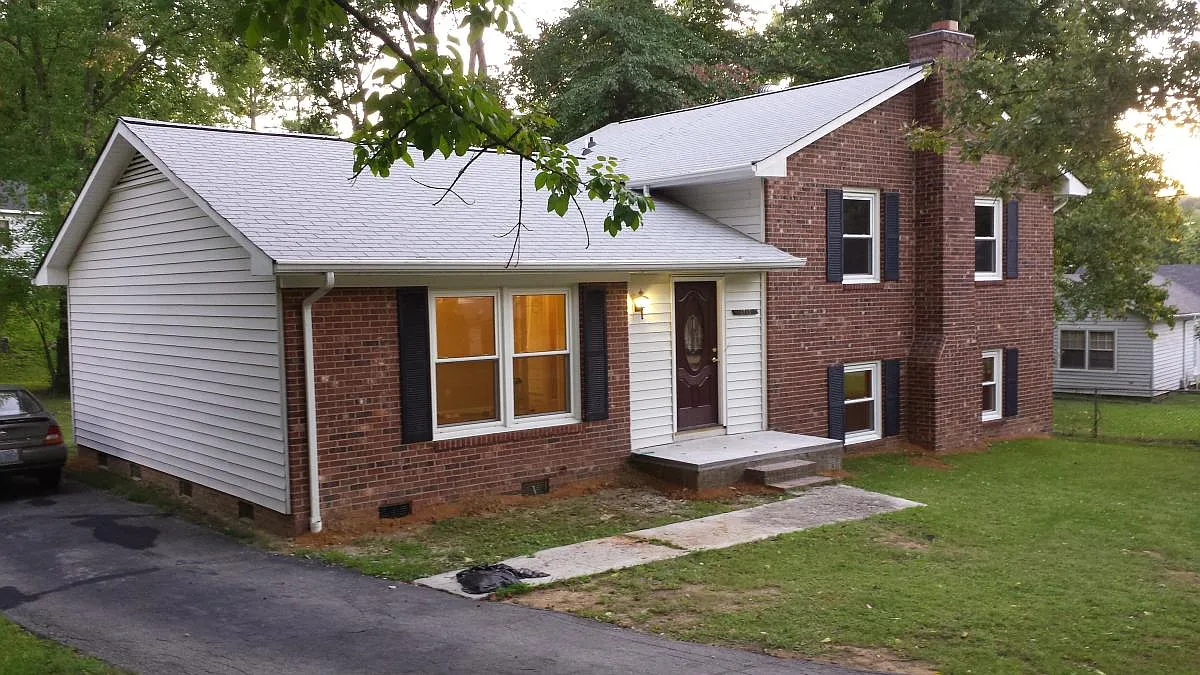 4 bed, 2.5 bath, 1900 sqft, $2,000 — Photo 3