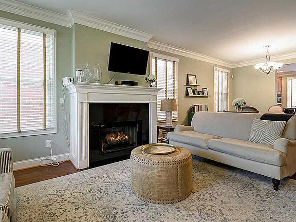 3rd image of 1022 Perry St