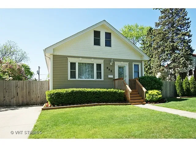 955 Woodlawn Ave photo 1