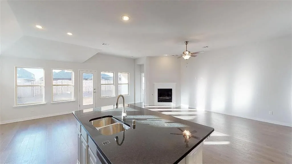 4 bed, 2023 sqft, $2,599 — Photo 3