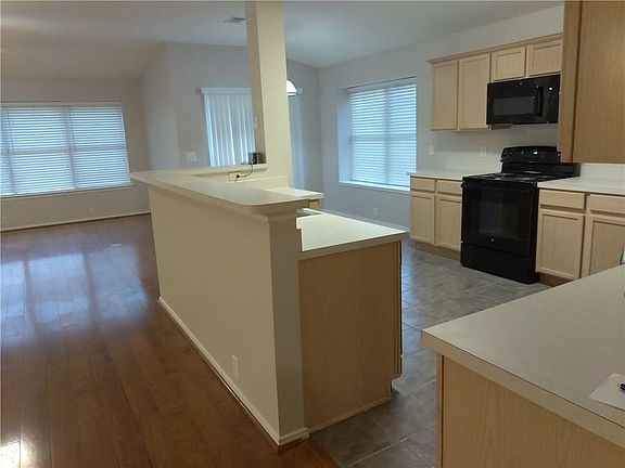 4th image of 2400 Breanna Way