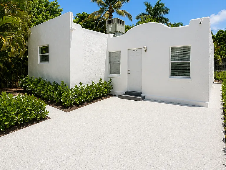 410 S Ocean Breeze #4 — Photo 1