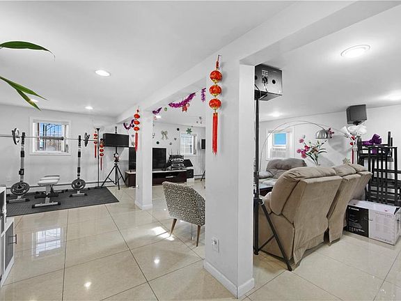 3rd image of 3 Lois Ave