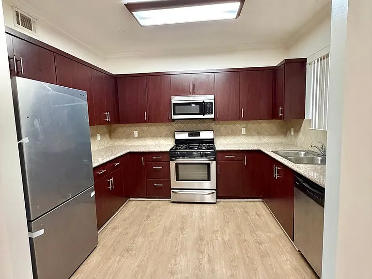 Yaya Nordhoff Apartments — Photo 20