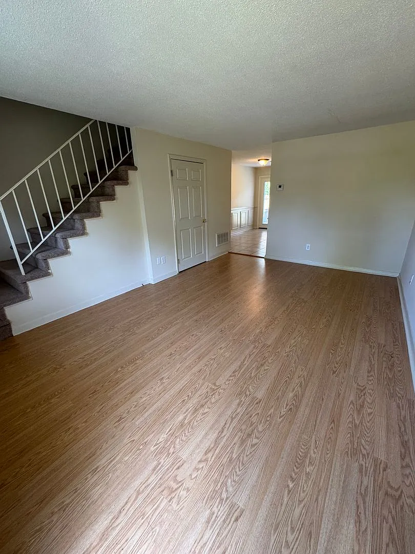Spacious 2 Bed, 1.5 Bath Apartment in Prime Location — Photo 4