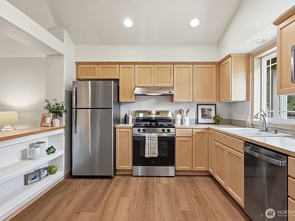4th image of 1880 Wildflower Way
