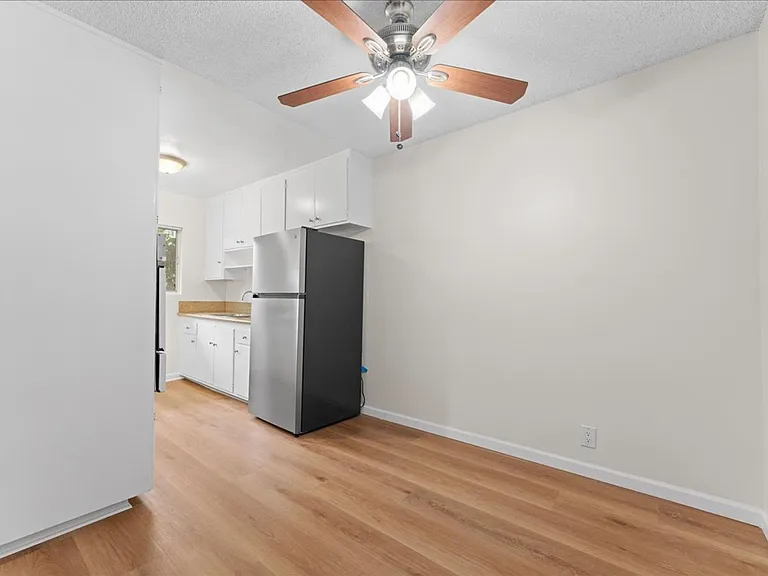 1437 E Windsor Rd #7 — Photo 3