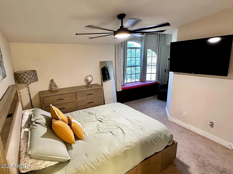 219 W Harmont Dr — Photo 15
