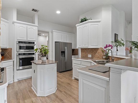 4th image of 4405 Meadowcove Dr