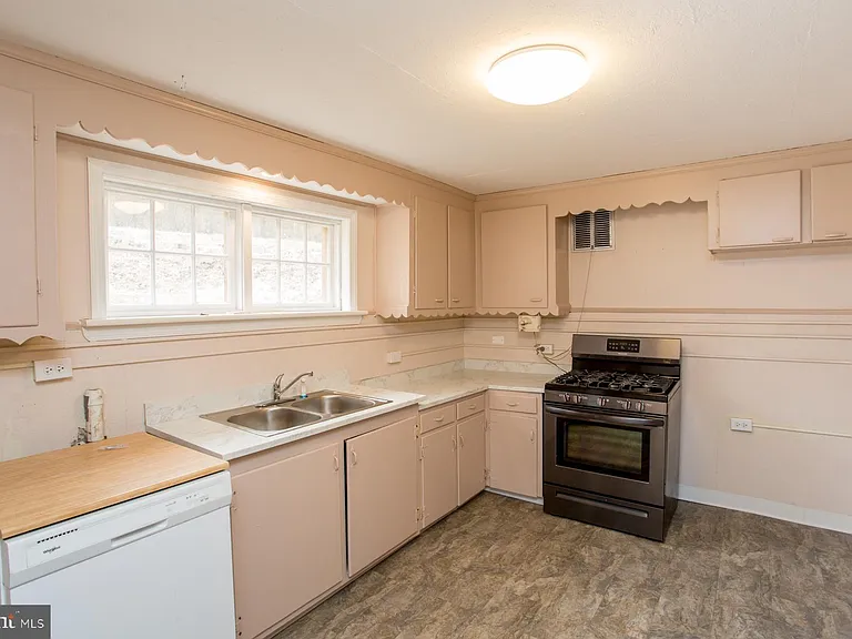 120 Tabor Rd — Photo 32