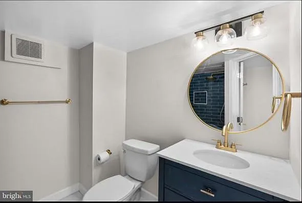 Full bathroom #1