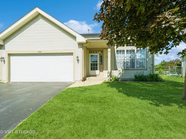 2327 Oakwood Dr, Belvidere, IL 61008