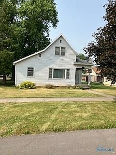 1st image of 224 W Oak St